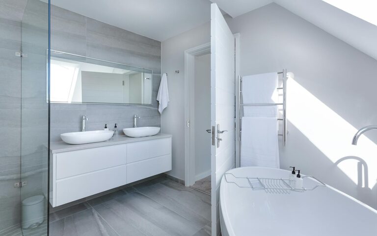 How to Create a Minimalist Bathroom Setup: Simple Steps for a Clean Look